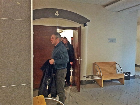 Obalovaní vycházejí z jednací sín Krajského soudu v Liberci. V popedí Tomá Kolman a za ním Jan Wank (archivní snímek).