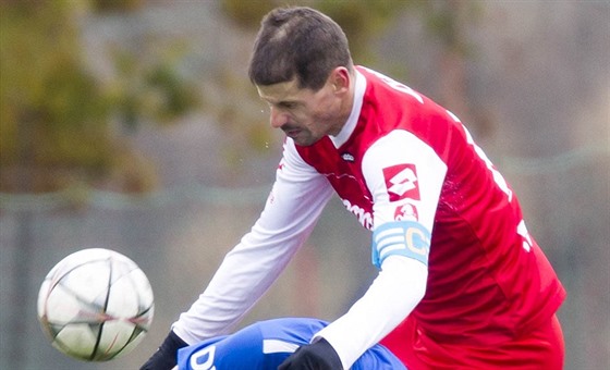 Pardubický Jan Jeábek (v ervenobílém) ve výskoku v utkání proti Vítkovicím