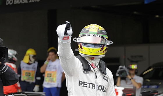 Lewis Hamilton slaví vítzství v kvalifikaci na Velkou cenu Brazílie.