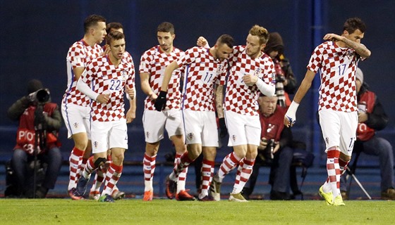 Chorvattí fotbalisté slaví gól.