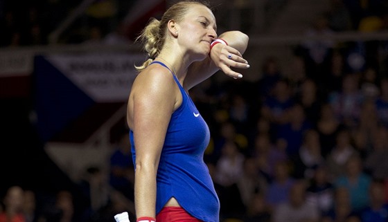 JE TO DINA. Petra Kvitová si otírá obliej ve finále Fed Cupu.