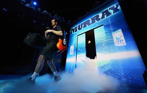 NÁSTUP PANOVNÍKA. Andy Murray vchází do londýnské O2 areny.