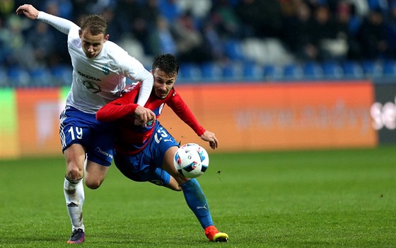 Boleslavský útoník Jan Chramosta (vlevo) a plzeský záloník Jakub Hromada...