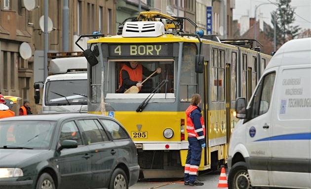 Tramvaj zachytila mladíka a uvláčela ho k smrti, kriminalisté obvinili řidičku