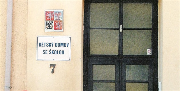 Zdařile opustit dětský domov? Mladým chybí peníze i důvěra, neúspěch stojí miliony