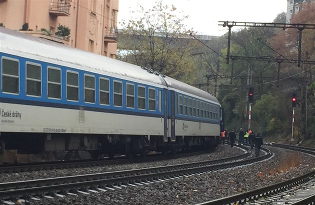 Rychlík mezi Smíchovem a Vyšehradem srazil člověka, provoz na trati je přerušen