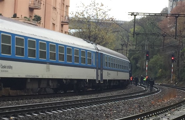 U Teplic vlak srazil člověka, skončil v nemocnici. Provoz na trati je přerušen