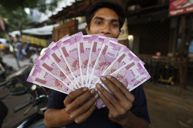 Indie stahuje nejhodnotnější bankovky. V zemi propuklo nákupní šílenství