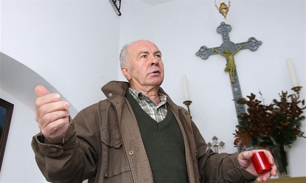 Autor knihy Kronika Libavska Jind�ich Machala uvnit� kapli�ky, kterou spole�n�...