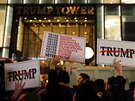 Lidé v ulicích New Yorku protestují proti zvolení Donalda Trumpa. (9.11.2016)