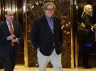 Stephen Bannon ped Trump Tower (11. listopadu 2016).