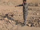 Hromadný hrob obtí IS v Hammám al-Alílu u Mosulu (7. listopadu 2016)