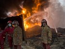 Irátí hasii likvidují poár ropného vrtu zapáleného ustupujícími dihádisty...