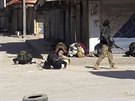 Bojovníci fronty an-Nusra v syrském mst Disr a-ughúr v provincii Idlib...