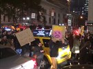 Lidé v ulicích New Yorku protestovali proti Trumpovi