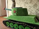 Ruský kutil vyrobil své koce krabadlo v podob tanku. Je spokojená.