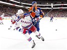 Brandon Pirri (vlevo) z NY Rangers zkouí ustát sráku s Zackem Kassianem z...