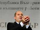 Rumen Radev bude novým bulharským prezidentem. Na snímku chytá jablko, které mu...
