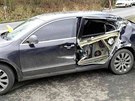 Nehoda osobního auta a bagru na Sokolovsku (12. listopadu 2016).