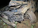 Automobil skon�il po n�razu do stromu tot�ln� zdemolovan�