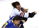 Artmij Panarin se bije se Scottem Upshallem v utkání zámoské NHL mezi St....