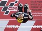 Svtový ampion v kategorii Moto2 Johann Zarco udlal po vítzství na Velké...