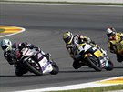 Vítz kategorie Moto2 Johann Zarco jede na Velké cen Valencie ped Thomasem...