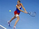 eka Karolína Plíková se rovná na bekhendový úder v zápase finále Fed Cupu...