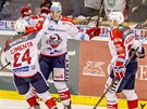 Hokejisté Dynama Pardubice se radují ze vstelené branky proti Chomutovu.