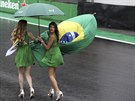 RYCHLE PRY. Brazilské hostesky prchají s národní vlajkou do scuha, Velkou cenu...