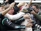 Lewis Hamilton z Mercedesu s uívá radost z vítzství ve Velké cen Brazílie.