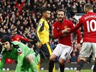Záloník Manchesteru United Juan Mata oslavuje gól do sít Arsenalu. Petr ech...