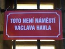 Jm�no V�clava Havla Litomy�l na tabulce na n�m�st� v historick�m j�dru nechce,...