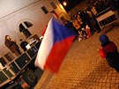 Na litomy�lsk�m bezejmenn�m n�m�st� vl�la ve �tvrtek spousta vlajek.