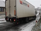 První sníh uvznil v kopcích na Vysoin kamiony