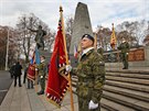 Válené veterány uctívají i nynjí vojáci. (11. listopadu 2016)