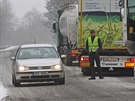 Policisté se silniái uzaveli silnici mezi Ostravicí a Bílou na...