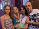 Luká (vlevo) s Kristinou se starají o tíletého syna Sebastiana a v pstounské...