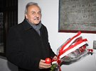 Ladislav Chlupá, starosta msta Litomice, pokládá kvtinu k pamtní desce...