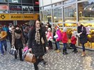 Krasobruslai z klubu KK Stadion Praha rozdávali deník Metro na Andlu.