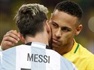 SORRY BRÁCHO. Brazilský útoník Neymar (vpravo) po výhe nad Argentinou utuje...
