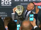 Král McGregor: seezal Alvareze a drí dva tituly UFC zárove