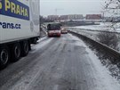 U Chráan na Praze západ havarovala v kopci na náledí ti auta (10.11.2016).