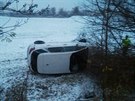 Na náledí na dálnici D10 havarovalo auto, skonilo v poli (10.11.2016).