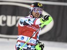 Marcel Hirscher slaví triumf ve slalomu v Levi.