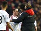 Liverpoolský trenér Jürgen Klopp se zdraví s Waynem Rooneym z Manchesteru...
