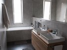 V nové koupeln je sprchový kout, vana, dv umyvadla a také praka se suikou....