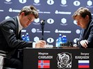 Magnus Carlsen (vlevo) z Norka a ruský achista Sergej Karjakin v boji o titul...