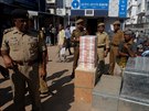 Policisté hlídají krabice plné nových bankovek o hodnot 2000 a 20 rupií ped...