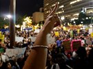 Lidé proti Donaldu Trumpovi protestovali i v Los Angeles (10. listopadu 2016).